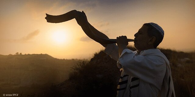 Blowing the shofar to proclaim the presence of God